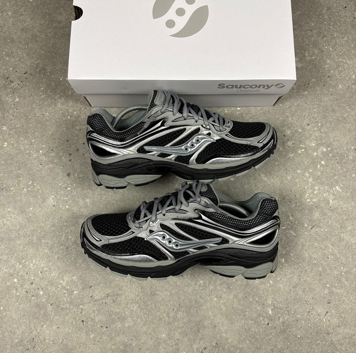 SAUCONY OMNI PRO GRID 9 - BLACK / GREY